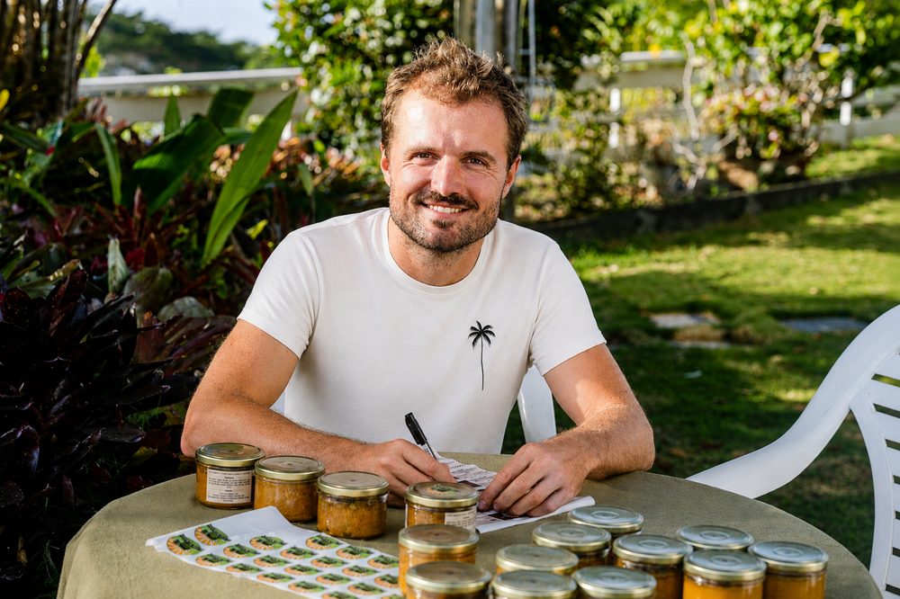 Louis, fondateur du Pot'lynésien, dans son jardin à Tahiti