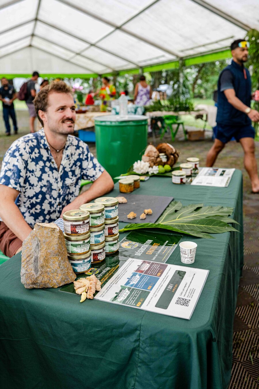 Louis sur son stand de dégustation, lors d'un marché en Polynésie