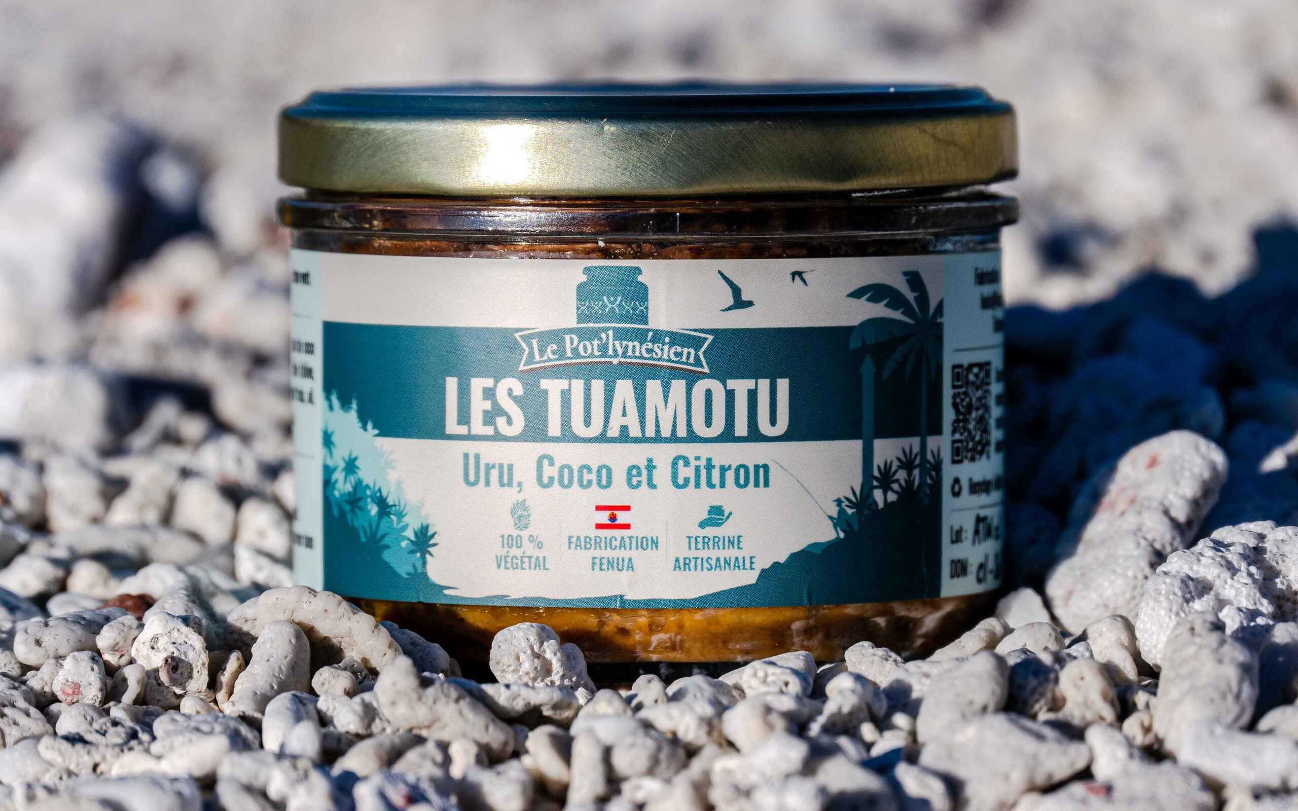 Terrine Les Tuamotu, uru, coco et combava, posée sur le corail blanc d'un atoll
